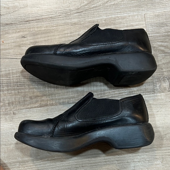 Dansko Women’s Black Leather Slip-On Shoes, size 7 1/2 women’s - Picture 2 of 5